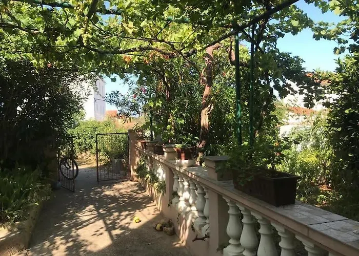 Klara - Garden View Olib